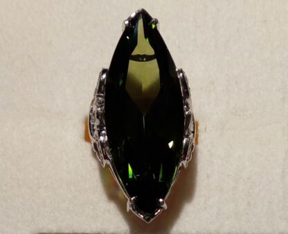 Anillo de plata de ley con piedra color esmeralda