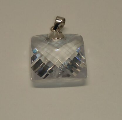 Colgante de cristal de roca y plata de ley hecho a mano