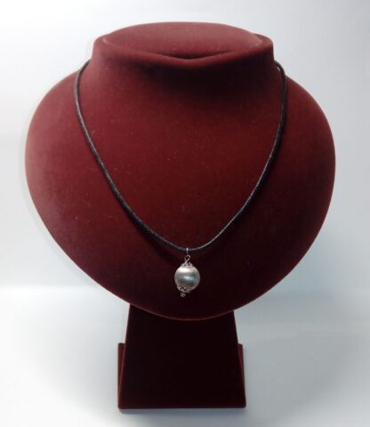 Colgante de plata de ley y cordón de cuero